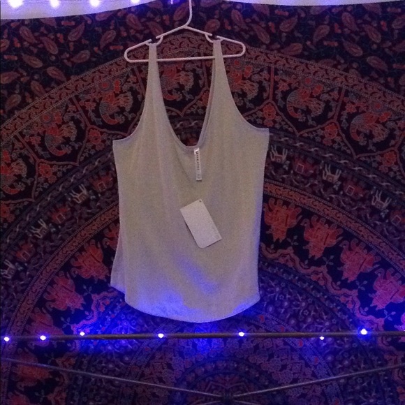 🆕🏷 ~ Fabletics Tank 💕~ - Picture 3 of 5